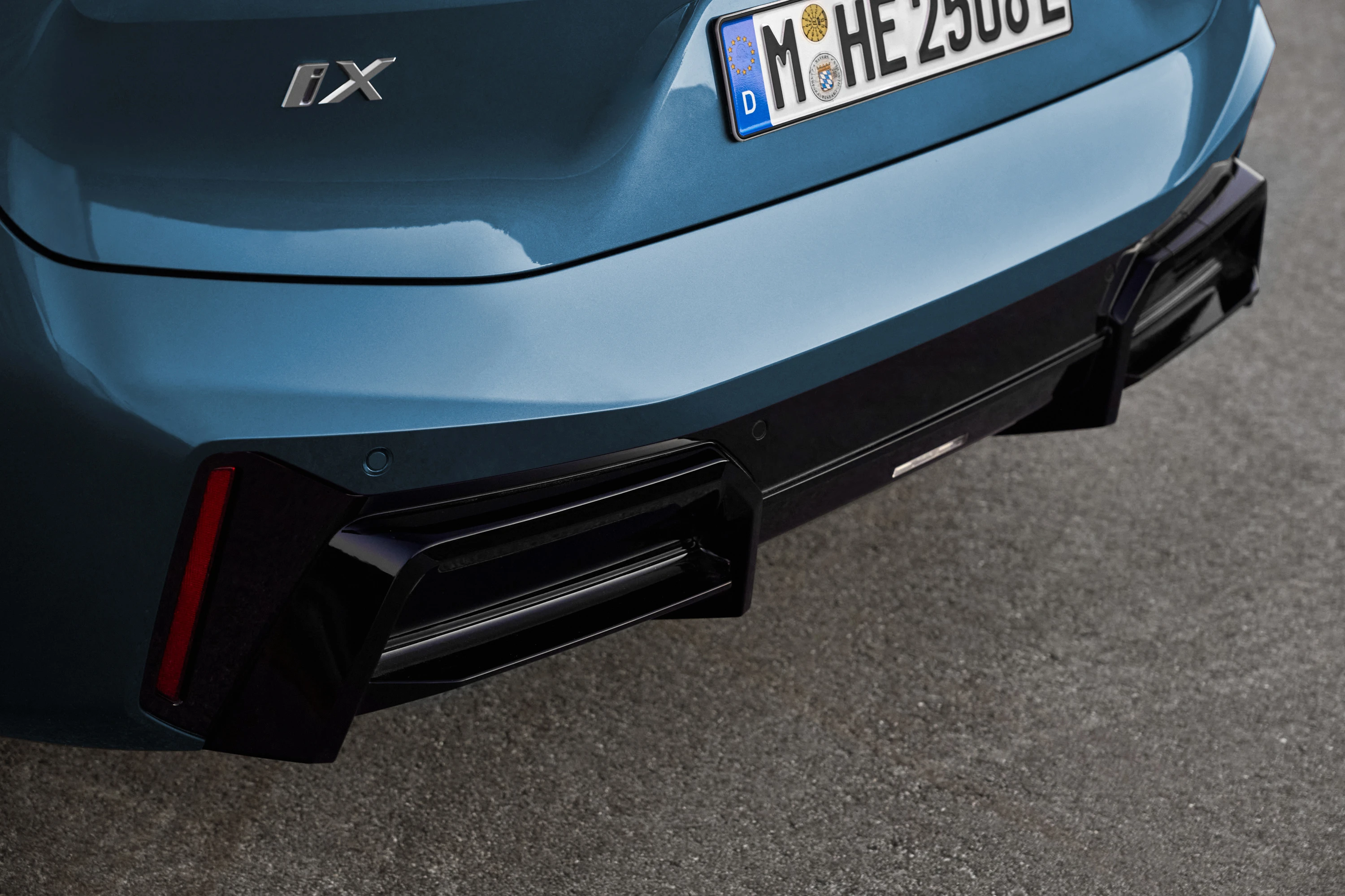 BMW iX xDrive60 details view