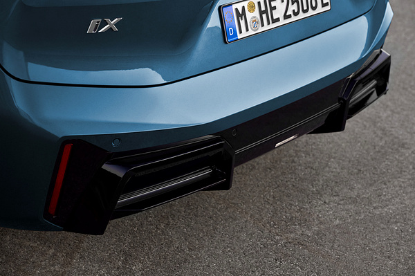 BMW iX xDrive60 details view