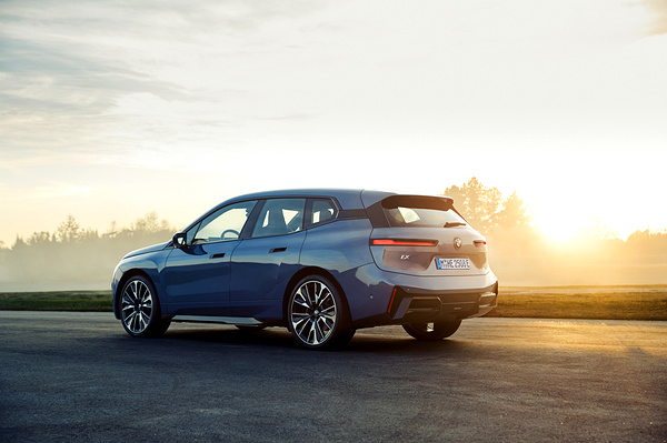 BMW iX xDrive60 exterior view