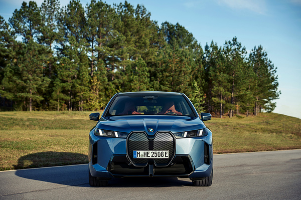 BMW iX xDrive60 exterior view