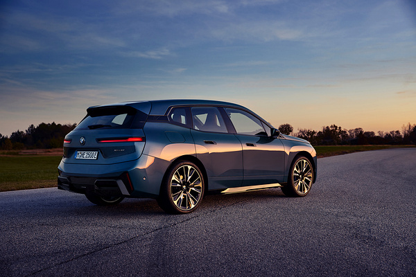 BMW iX xDrive60 exterior view