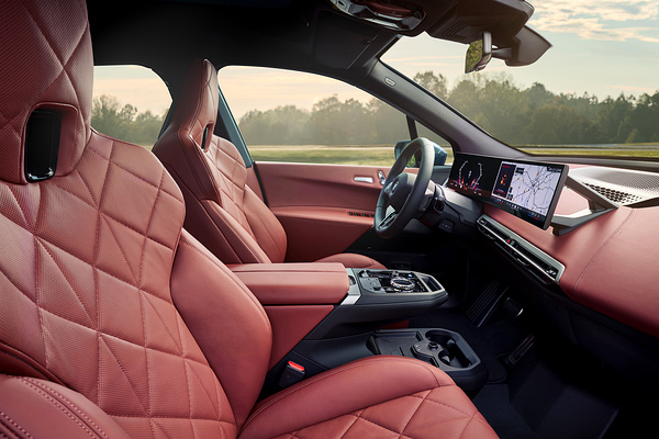 BMW iX xDrive60 frontseats view
