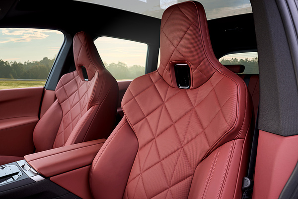 BMW iX xDrive60 frontseats view