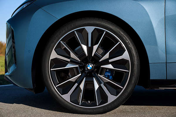 BMW iX xDrive60 wheels view