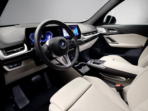 BMW iX1 eDrive20 screens view