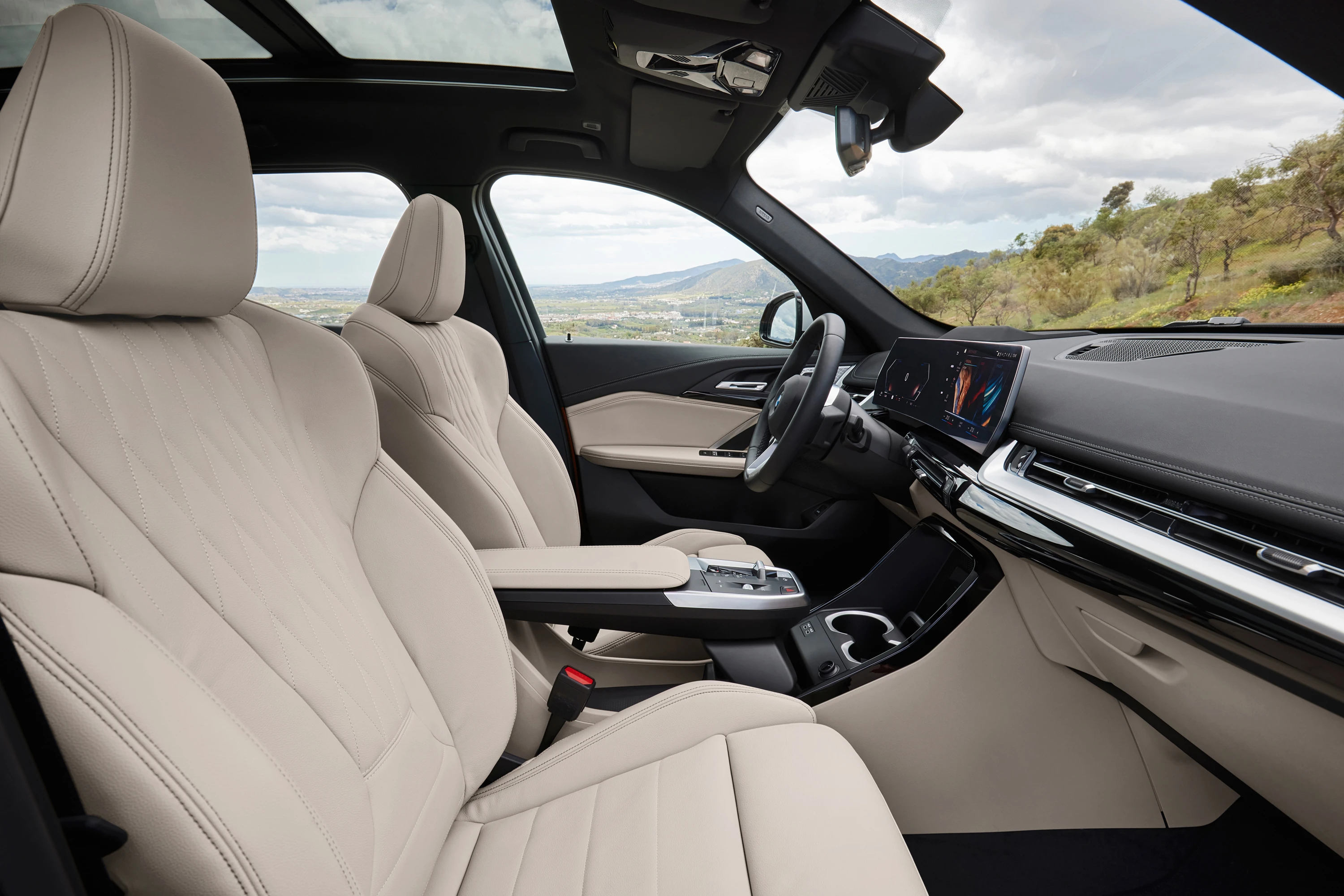 BMW iX1 xDrive30 frontseats view