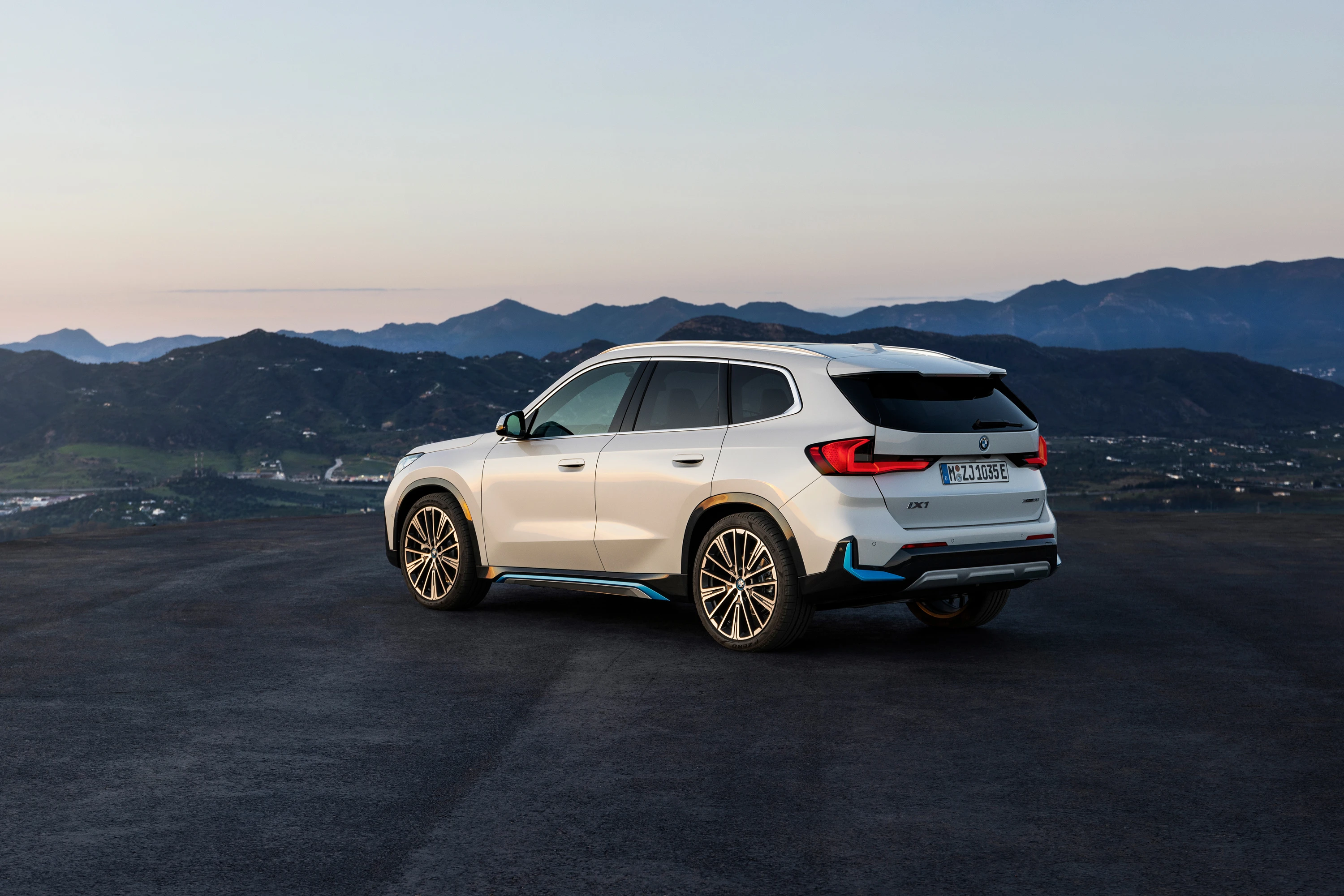 BMW iX1 xDrive30 exterior view