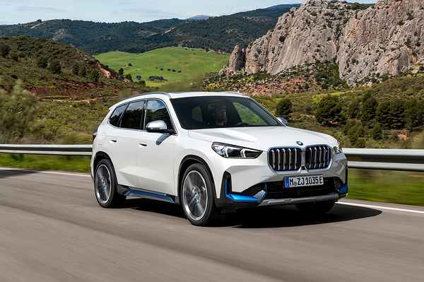 BMW iX1 xDrive30 exterior view
