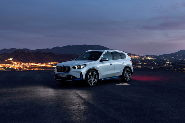 BMW iX1 xDrive30 exterior view