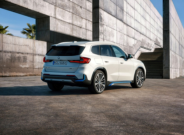 BMW iX1 xDrive30 exterior view