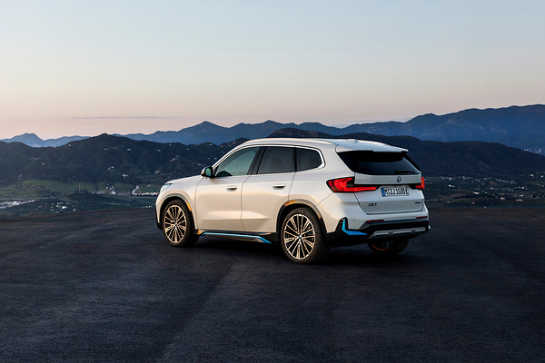 BMW iX1 xDrive30 exterior view