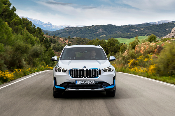 BMW iX1 xDrive30 exterior view
