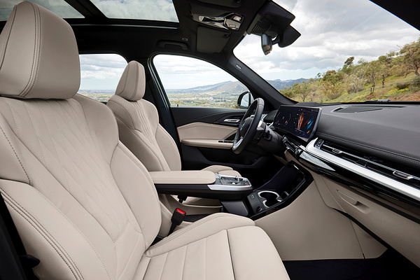 BMW iX1 xDrive30 frontseats view