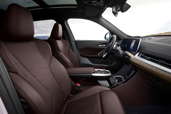 BMW iX1 xDrive30 frontseats view