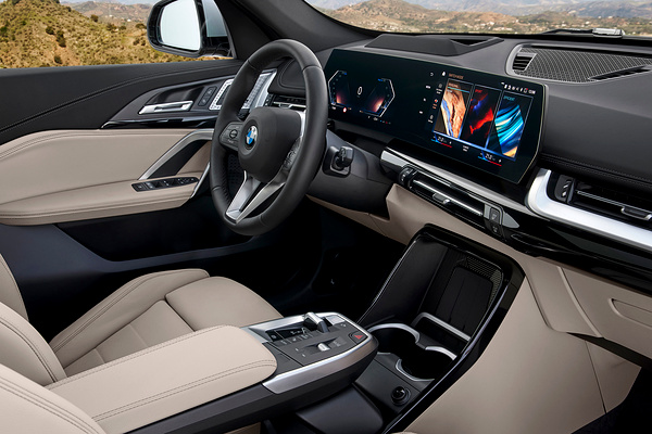 BMW iX1 xDrive30 screens view