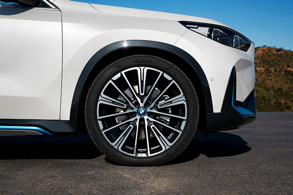 BMW iX1 xDrive30 wheels view