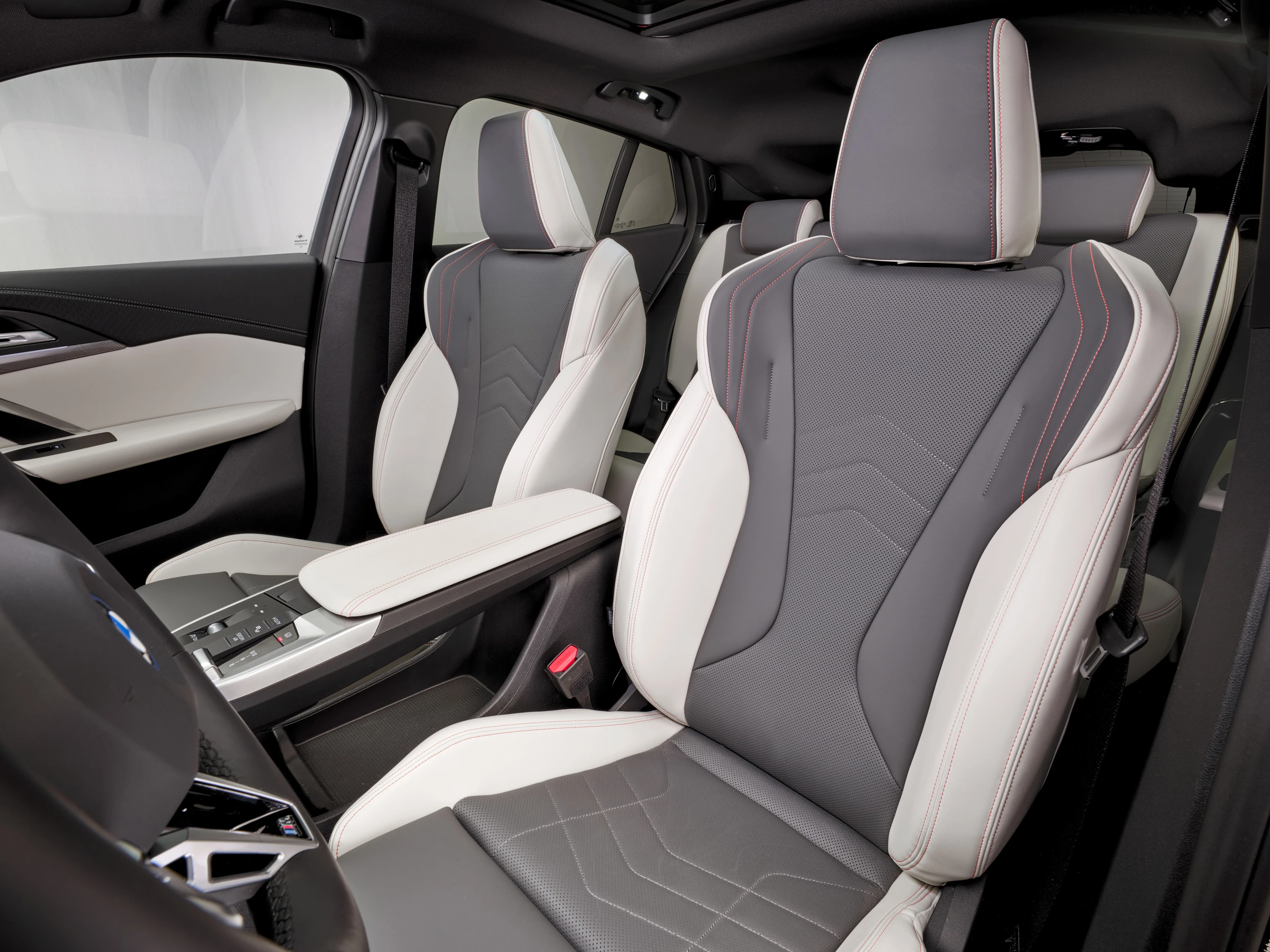 BMW iX2 eDrive20 frontseats view