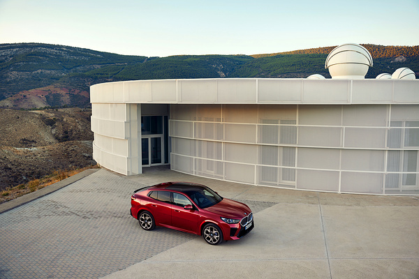 BMW iX2 eDrive20 exterior view
