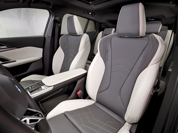 BMW iX2 eDrive20 frontseats view