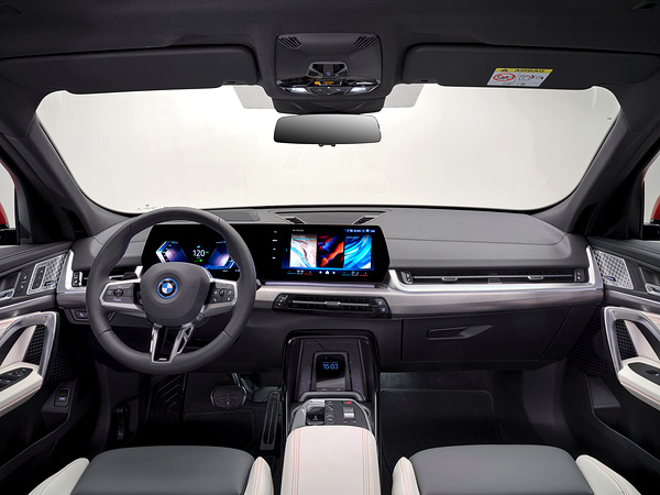 BMW iX2 eDrive20 screens view