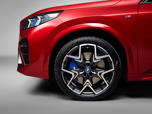 BMW iX2 eDrive20 wheels view