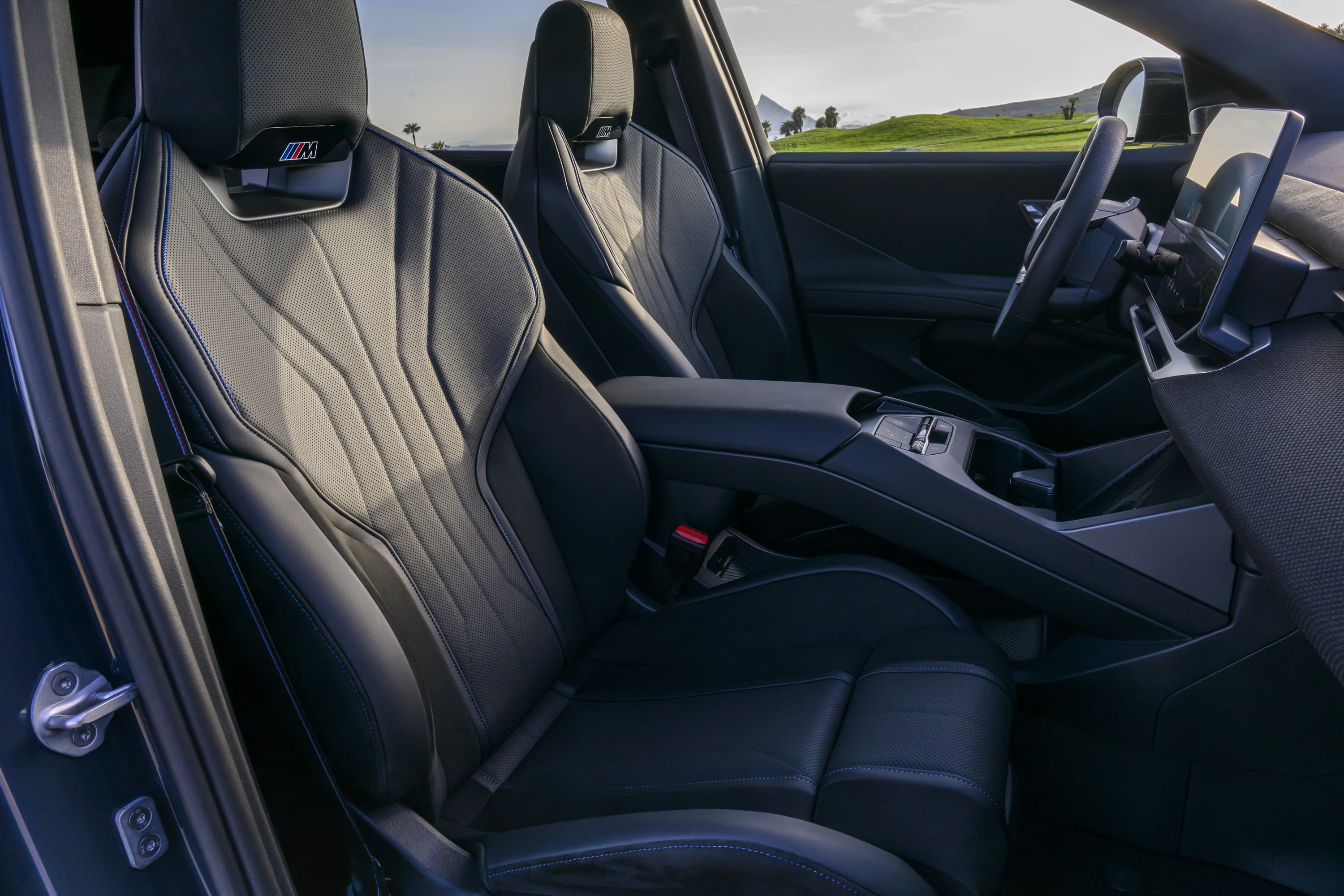 BMW iX3 50 xDrive frontseats view
