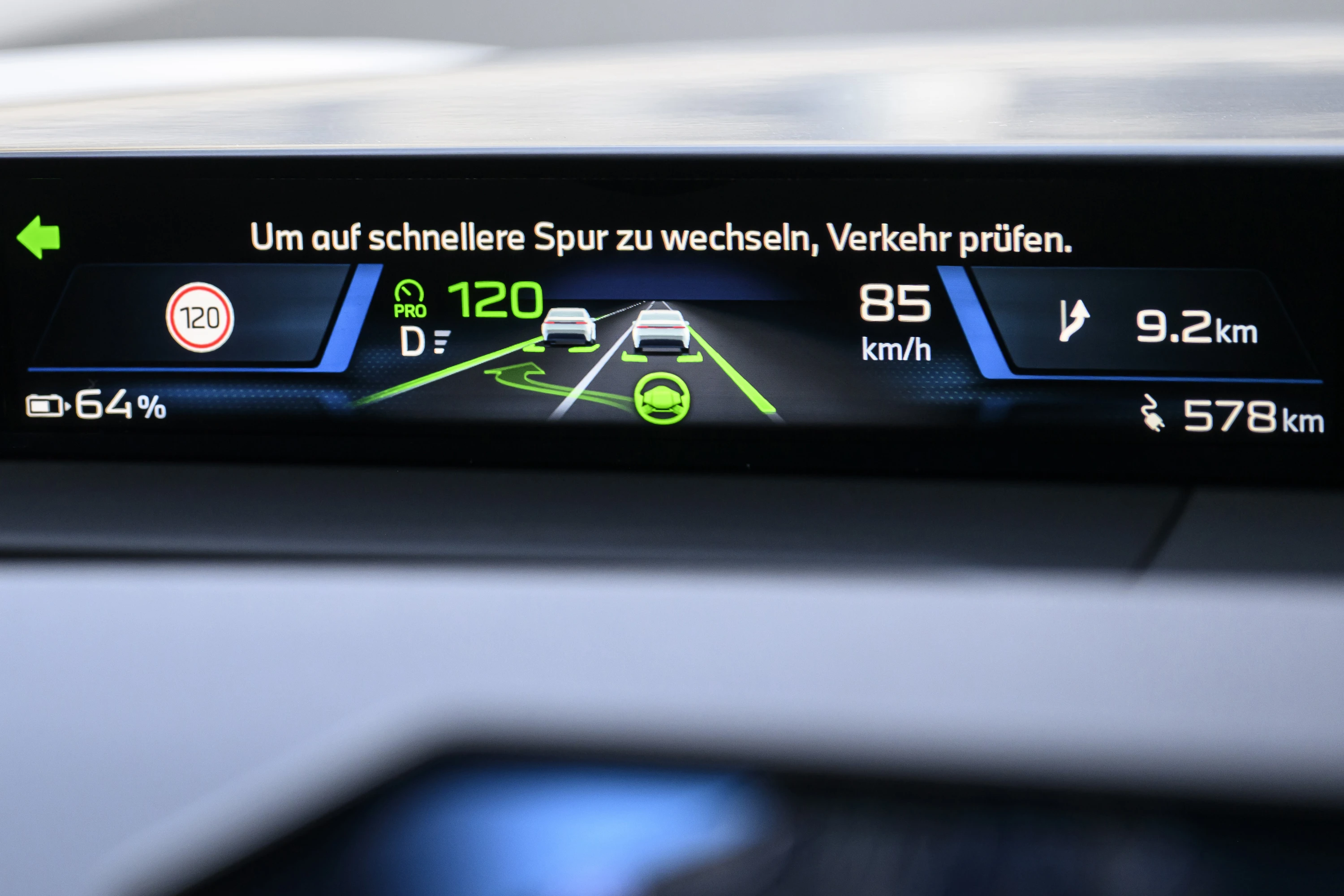BMW iX3 50 xDrive screens view
