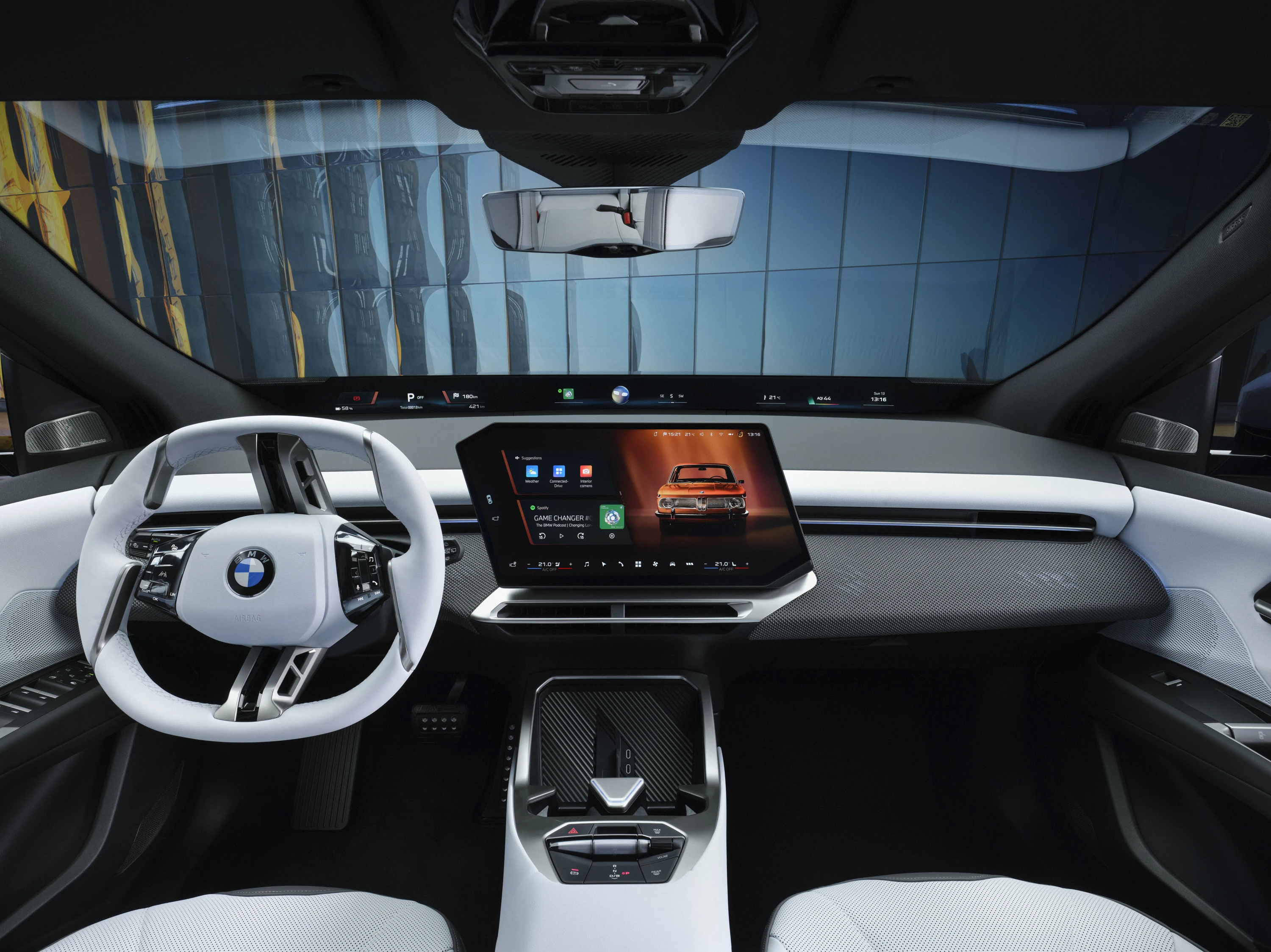 BMW iX3 50 xDrive screens view
