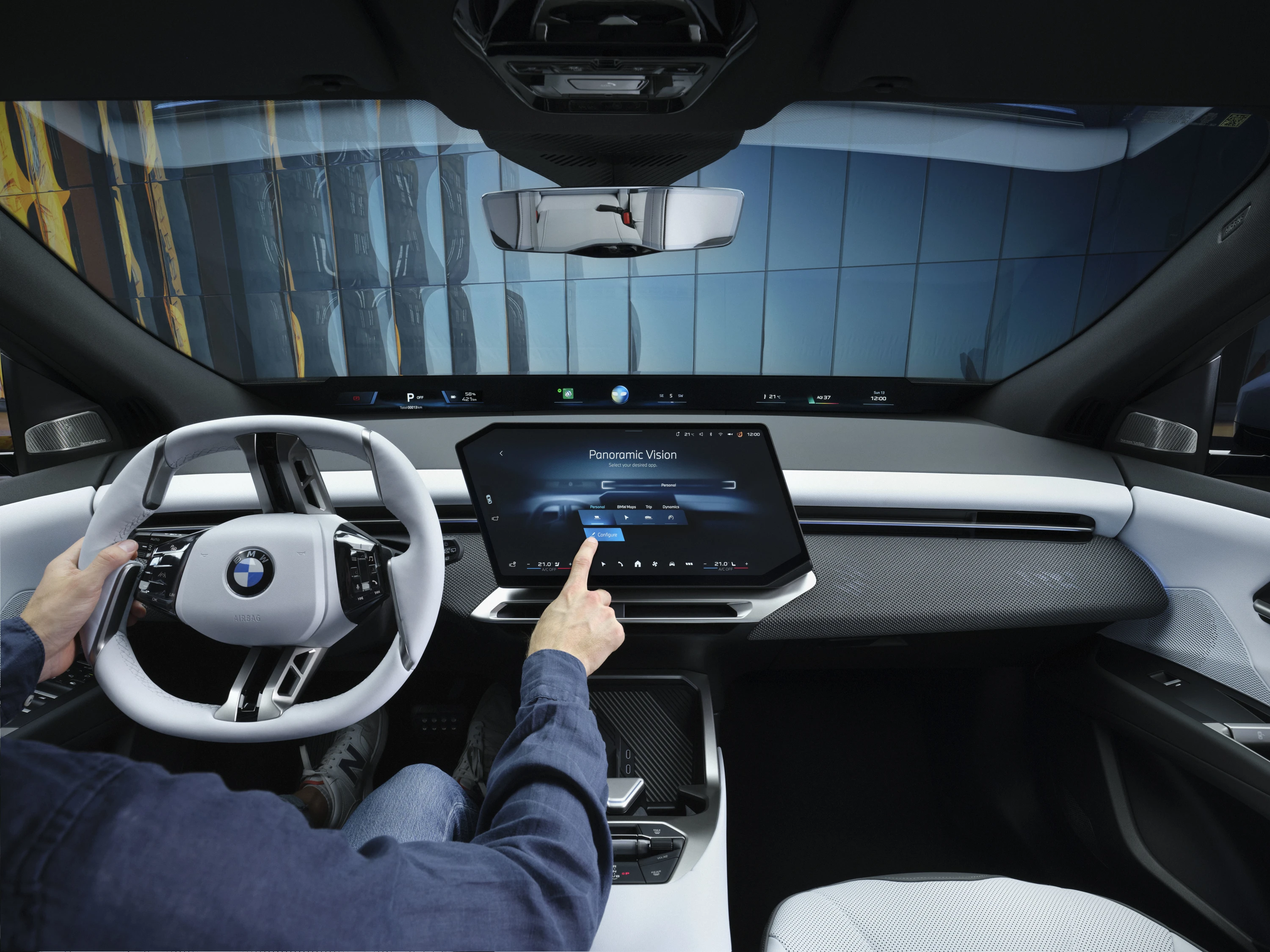 BMW iX3 50 xDrive screens view