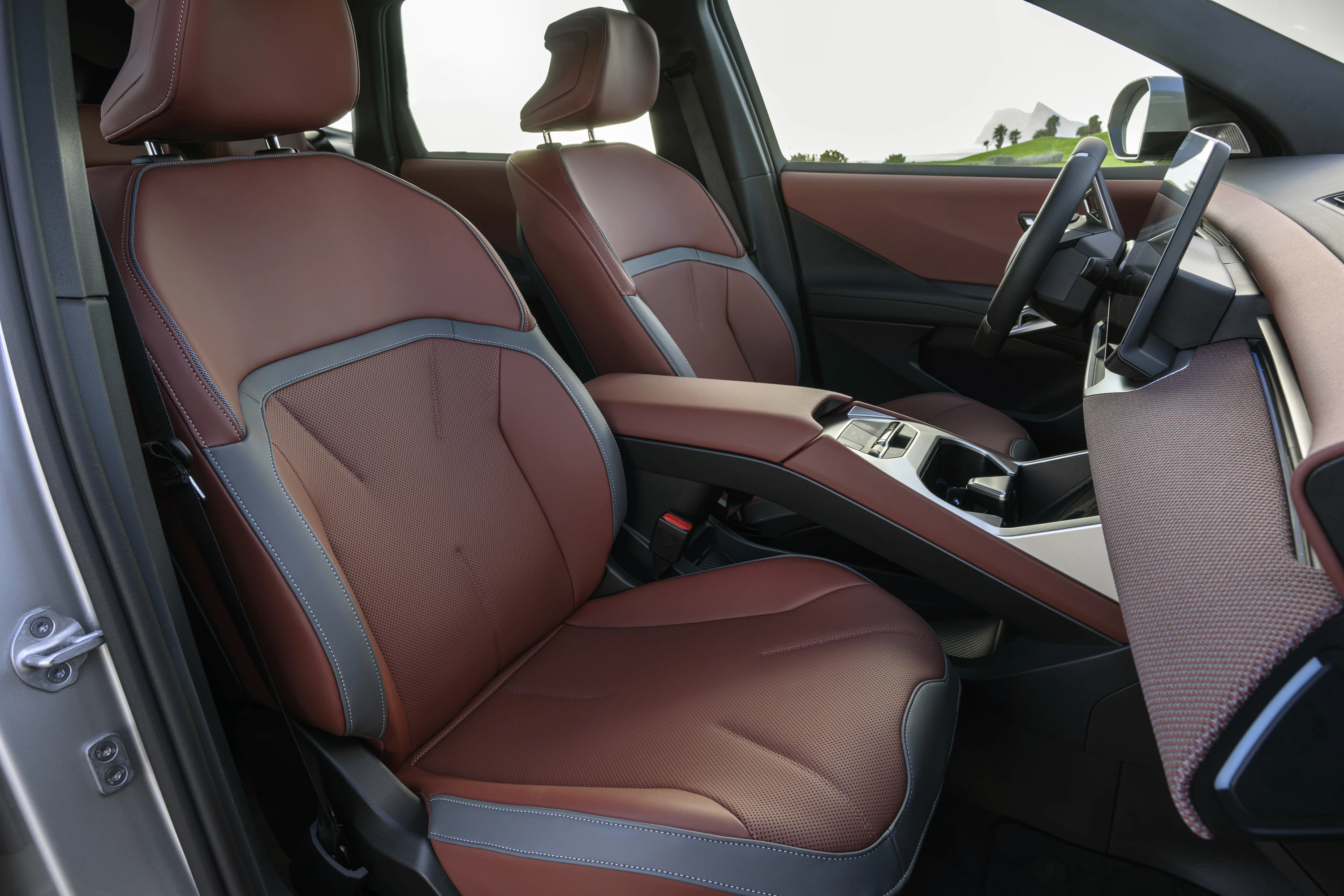 BMW iX3 50 xDrive frontseats view