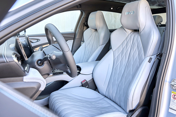 BYD Seal AWD frontseats view