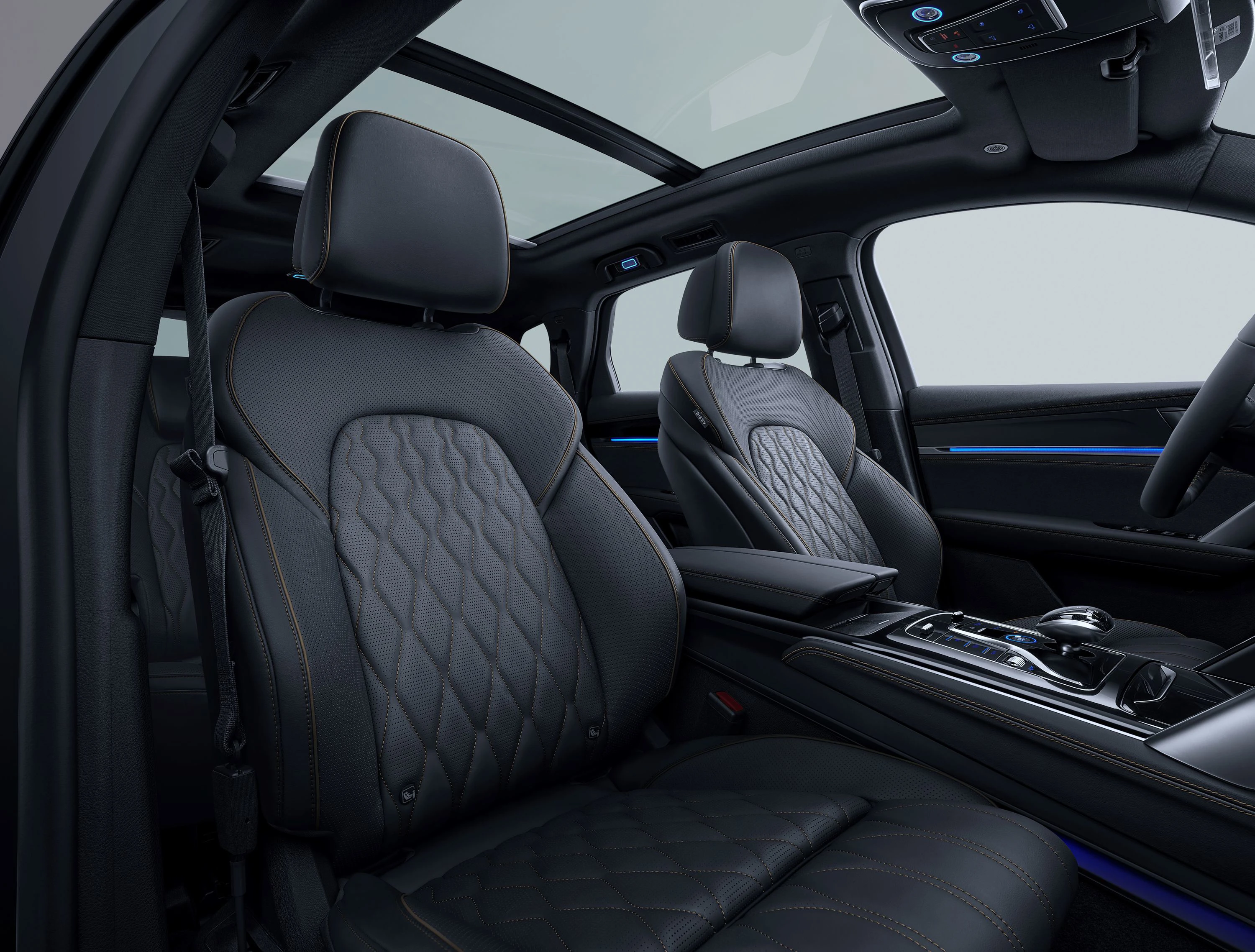 BYD Tang 4x4 Long Range frontseats view