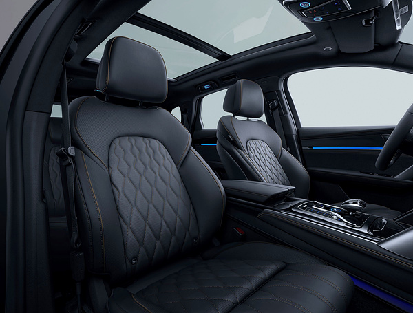 BYD Tang 4x4 Long Range frontseats view