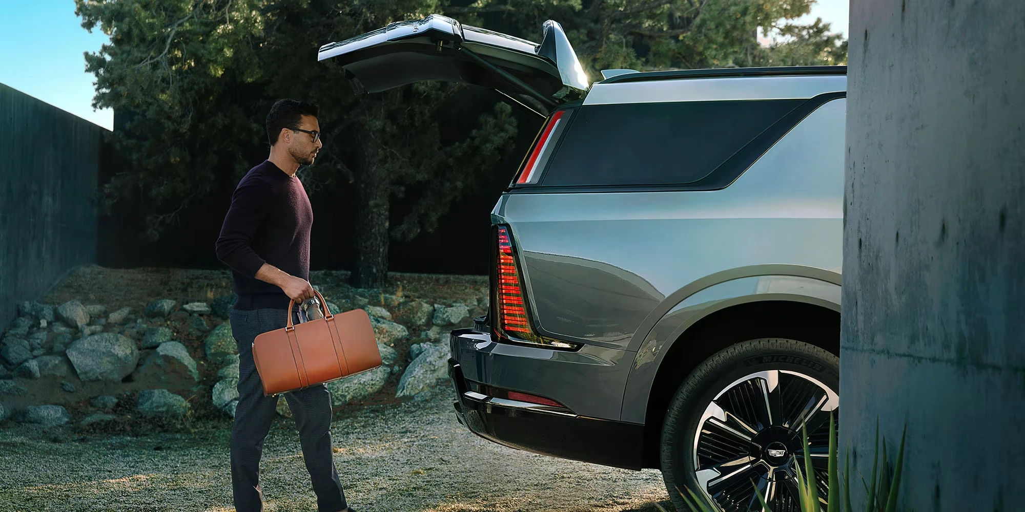 Cadillac ESCALADE IQL trunk view