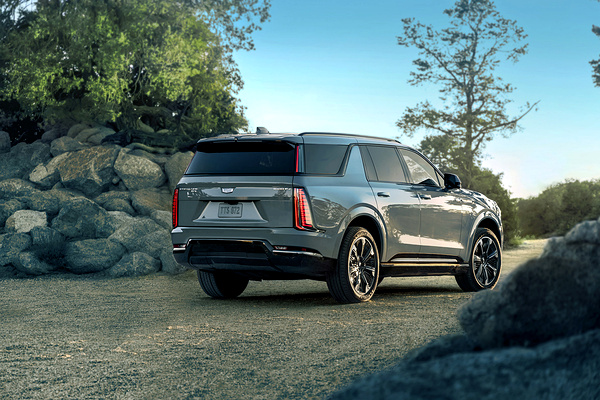Cadillac ESCALADE IQL exterior view