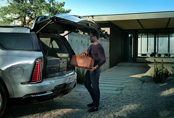 Cadillac ESCALADE IQL trunk view