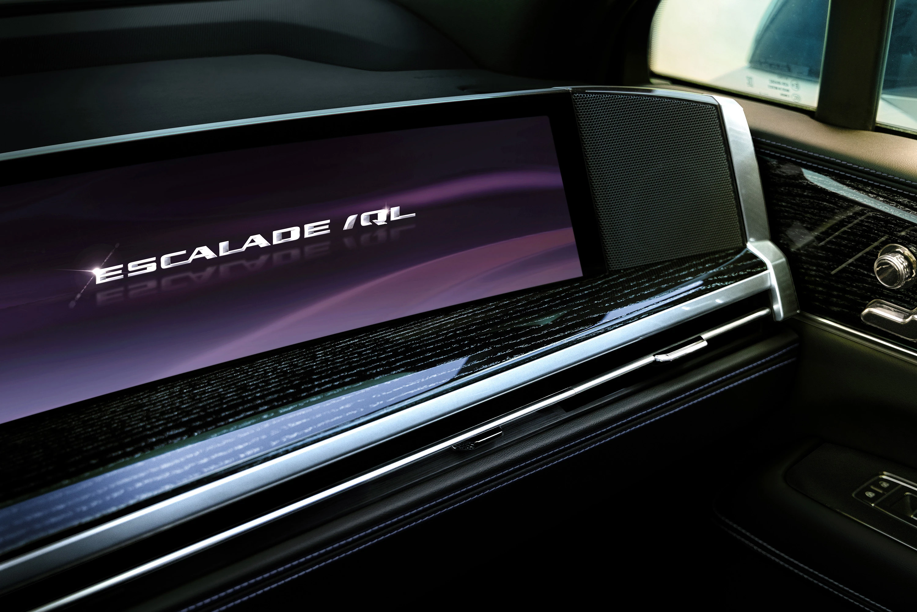 Cadillac ESCALADE IQL screens view