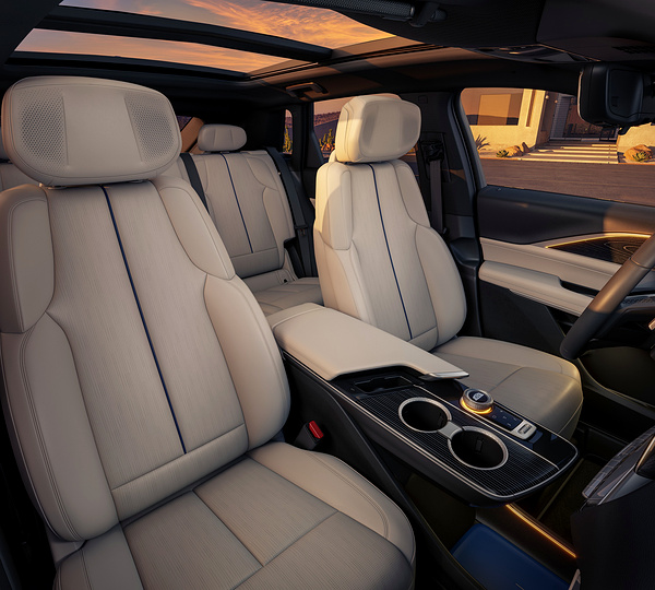Cadillac LYRIQ AWD frontseats view