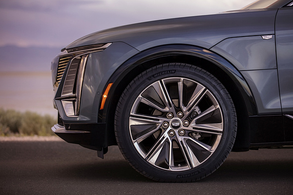 Cadillac LYRIQ AWD wheels view