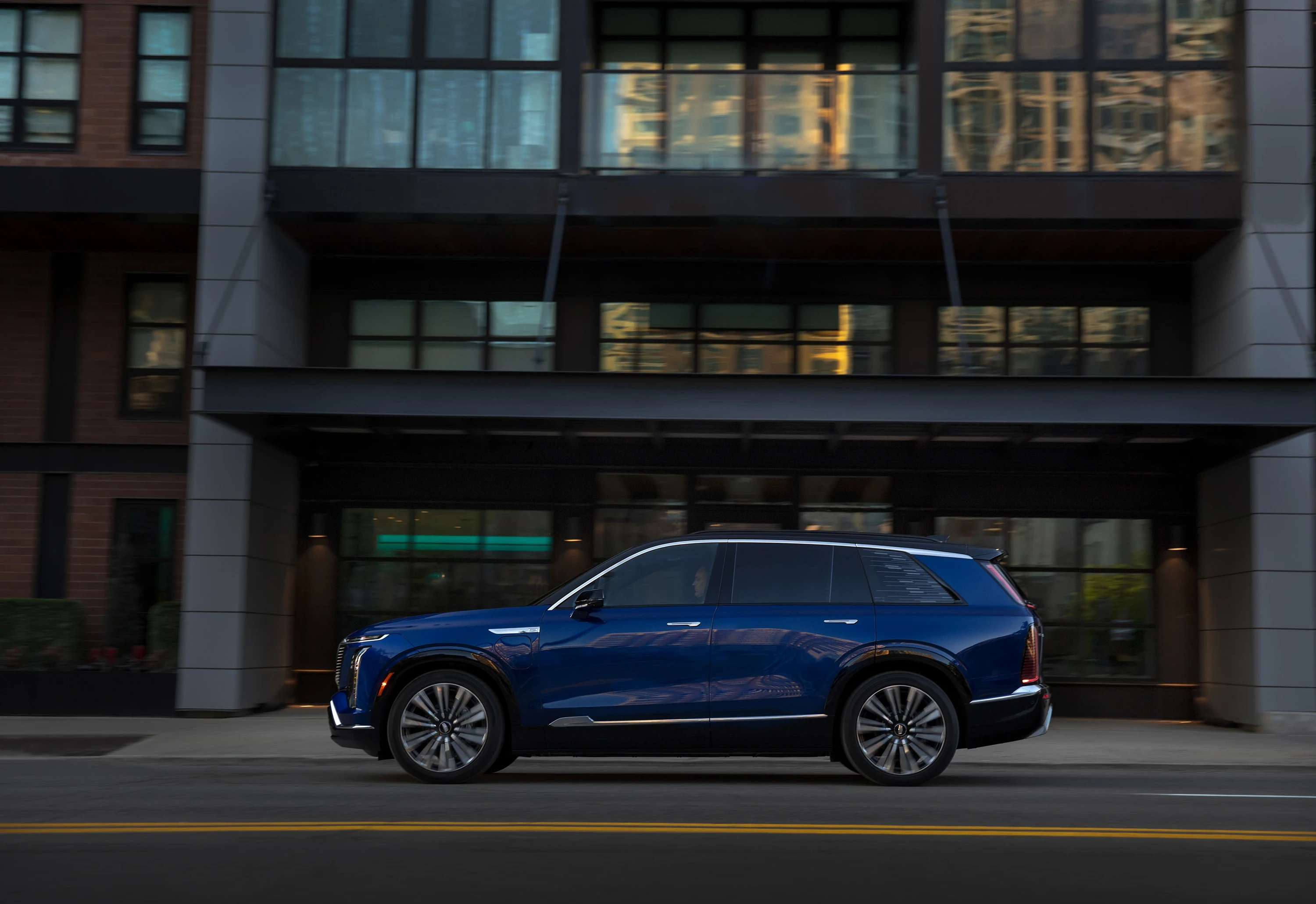 Cadillac VISTIQ AWD exterior view