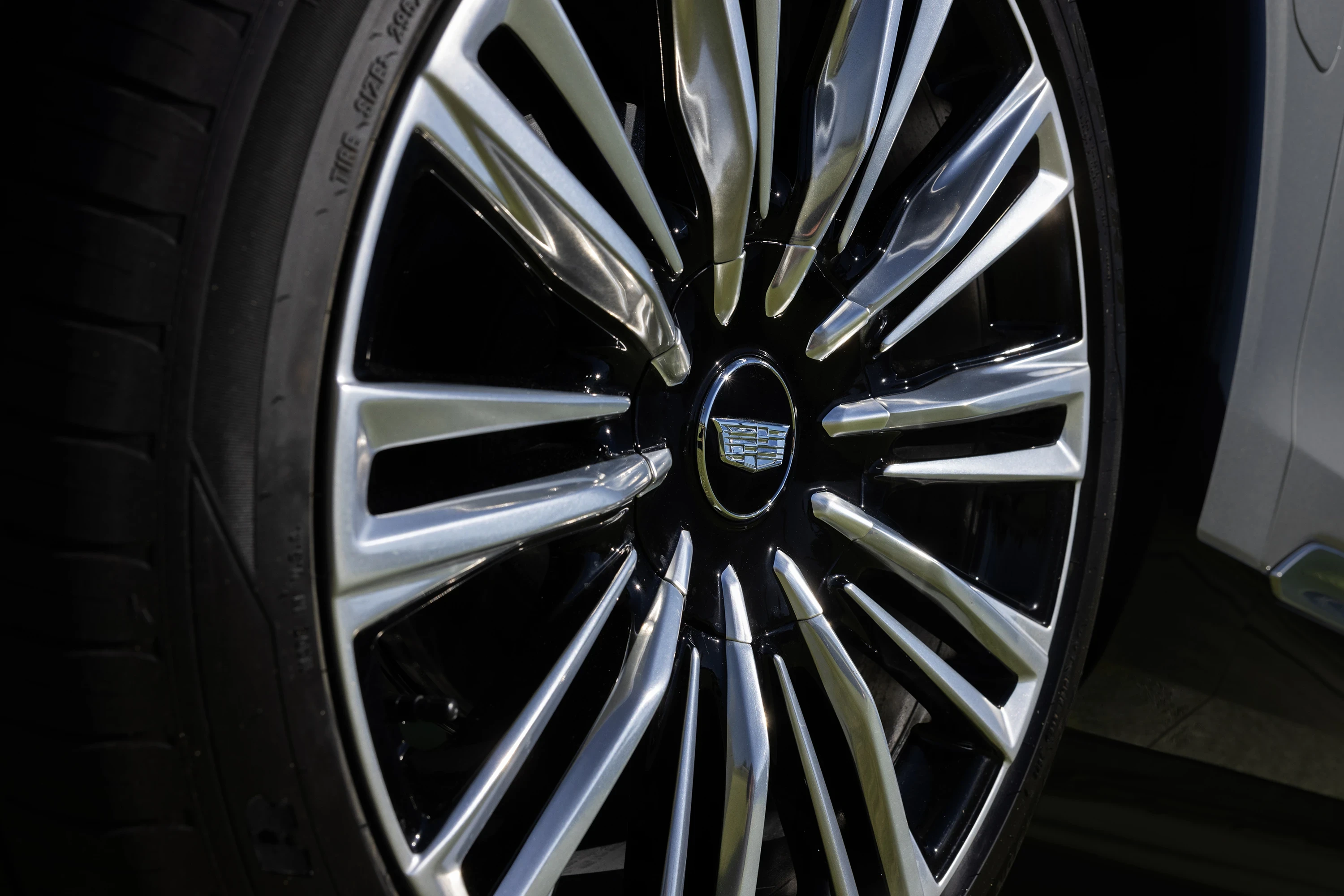 Cadillac VISTIQ AWD wheels view