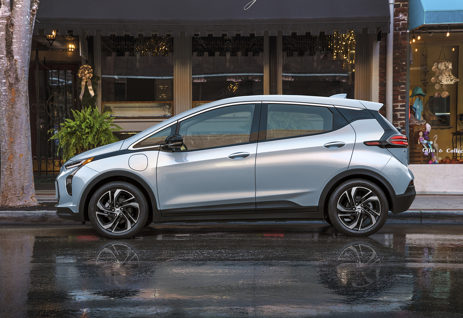 Chevrolet Bolt EV 66 kWh exterior view