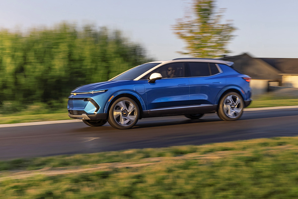 Chevrolet Equinox EV FWD dynamic view