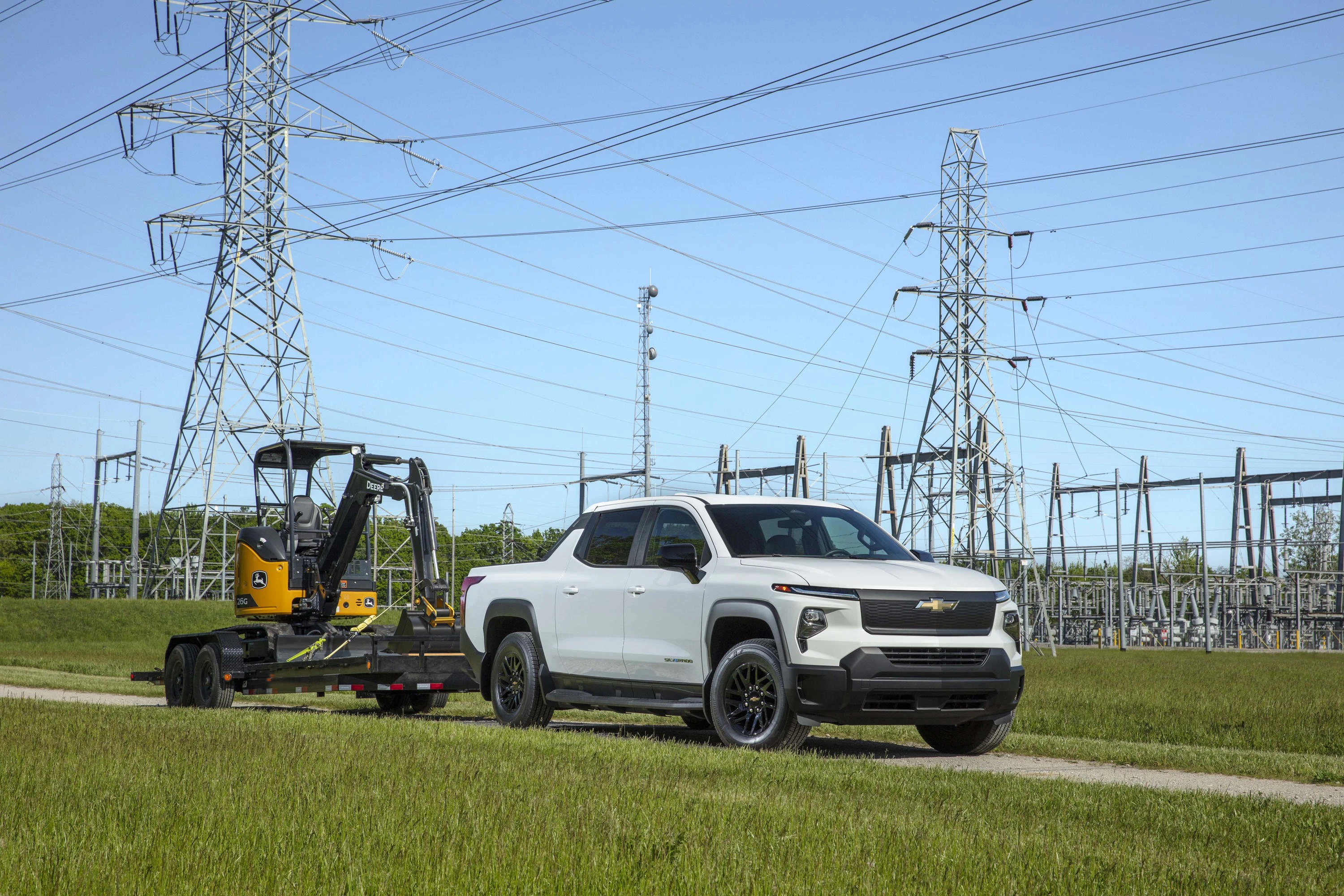 Chevrolet Silverado EV 3WT trailer view