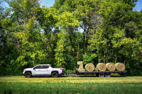 Chevrolet Silverado EV 3WT trailer view