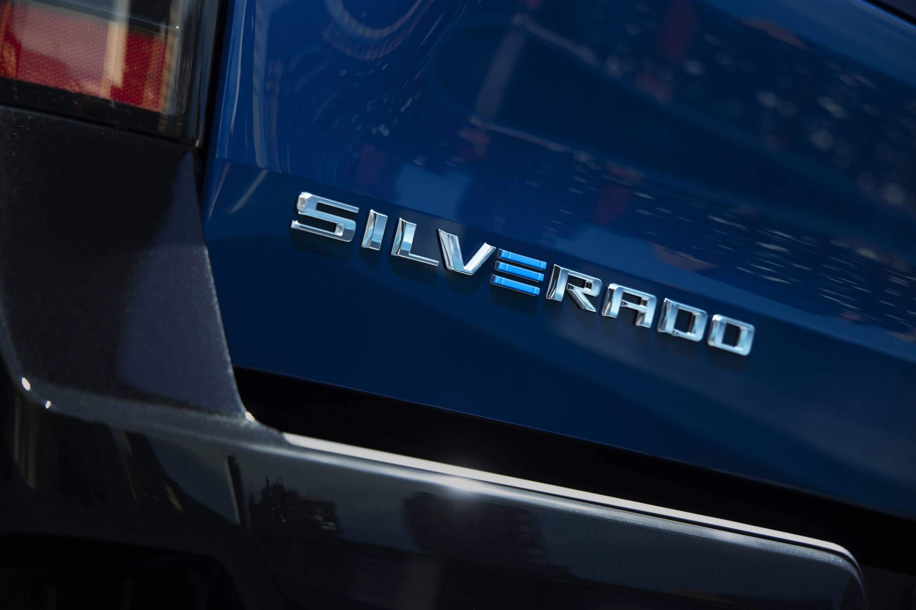 Chevrolet Silverado EV SRT details view