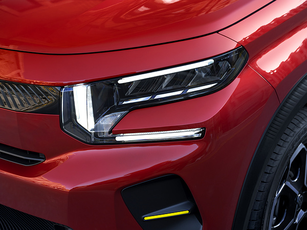 Citroën ë-C3 headlights view