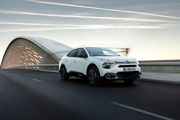 Citroën ë-C4 X exterior view