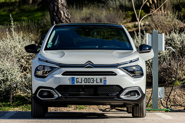 Citroën ë-C4 X headlights view