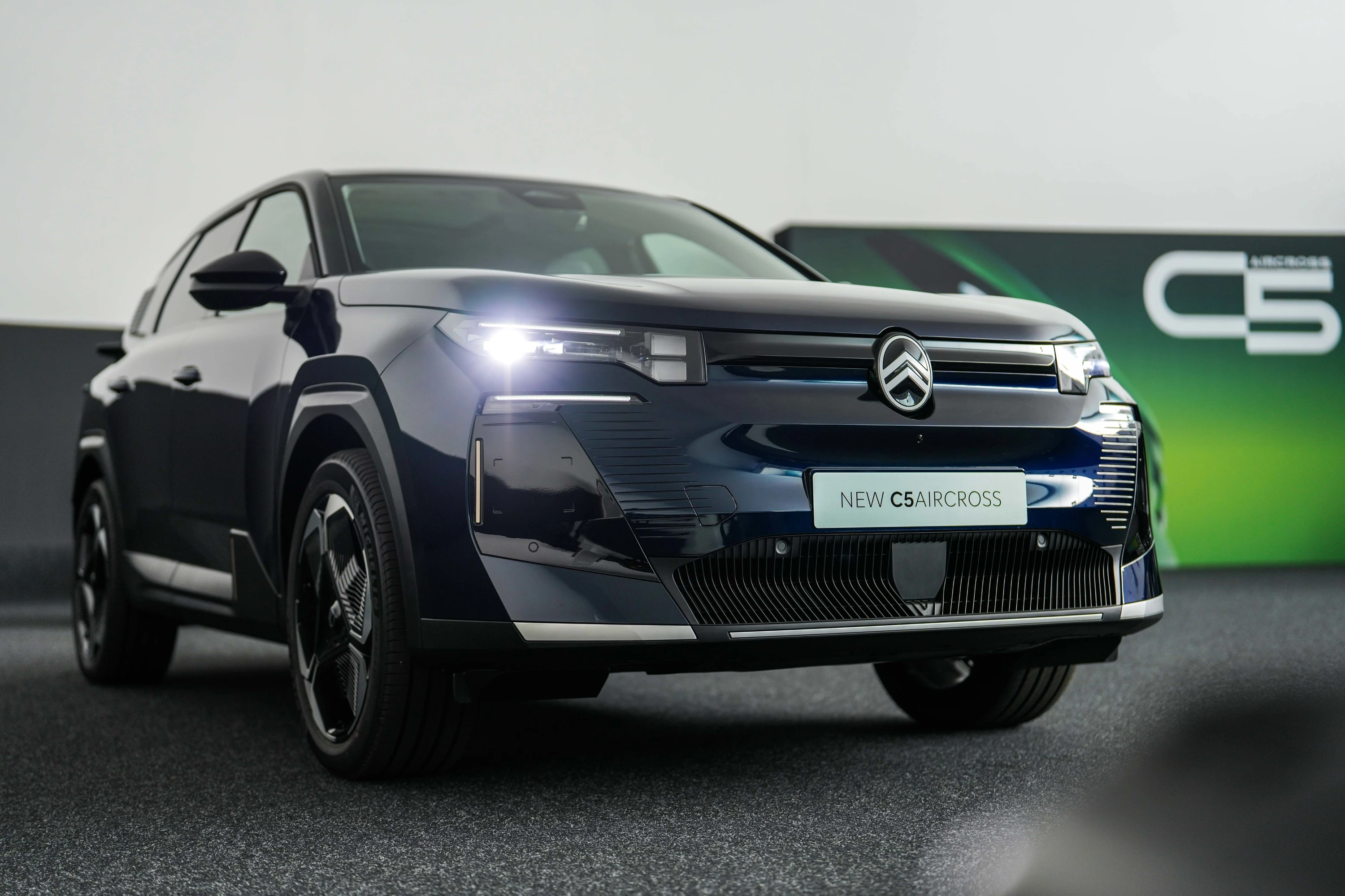 Citroën ë-C5 Aircross Long Range headlights view